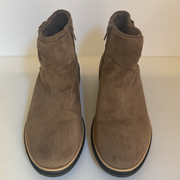 Clarks Taupe Suede Ankle Boots • Bow Accent • Women’s 8 (EU 39) - Picture 4 of 7